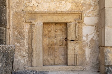 Téléchargez les photos : Porte latérale de la grotte des cercueils à Bet She'arim à Kiryat Tivon, Israël. - en image libre de droit