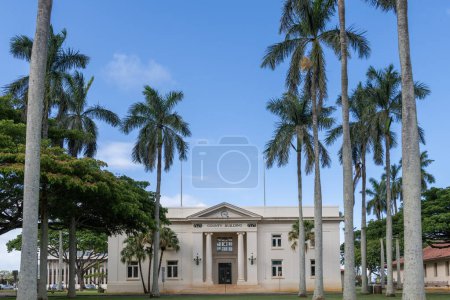 Téléchargez les photos : Lihue, Kauai, Hawaï 26 juin 2023 Le bâtiment du comté de Lihue, Kauai, Hawaï avec de beaux palmiers et une pelouse soignée. - en image libre de droit