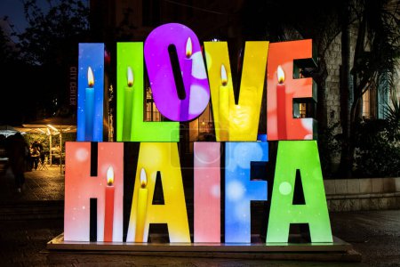 Foto de Haifa, Israel 13-12-2023 Me encanta el cartel de Haifa con las velas de Hanukkah proyectadas en la colonia alemana en Haifa, Israel - Imagen libre de derechos