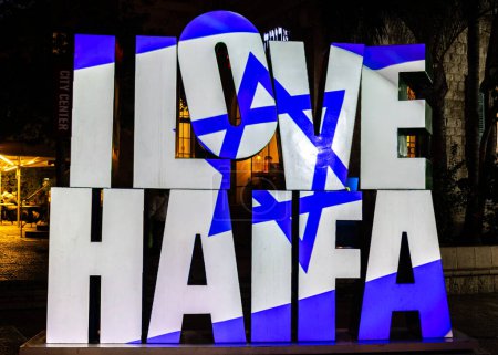 Foto de Haifa, Israel 13-12-2023 I Love Haifa sign with the flag of Israel projected on it in the German Colony in Haifa, Israel - Imagen libre de derechos