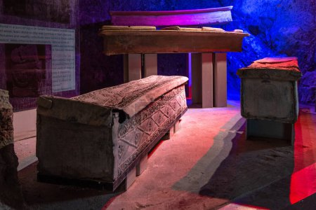 Téléchargez les photos : Beit She'arim, Israël 08-06-2020 Cercueils métalliques dans la grotte du musée de Bet She'arim à Kiryat Tivon, Israël - en image libre de droit