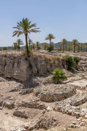 Foto de Ruinas del área del templo en el Parque Nacional Tel Megiddo en Israel. - Imagen libre de derechos
