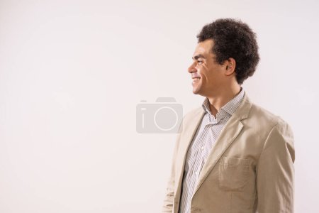 Téléchargez les photos : Side view of a happy and successful businessman. - en image libre de droit