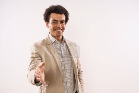 Foto de Retrato de empresario feliz y exitoso mostrando gesto de apretón de manos. - Imagen libre de derechos
