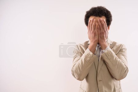 Téléchargez les photos : Image of desperate businessman covering his face. - en image libre de droit
