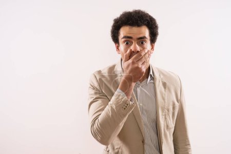 Téléchargez les photos : Portrait d'un homme d'affaires choqué couvrant sa bouche. - en image libre de droit