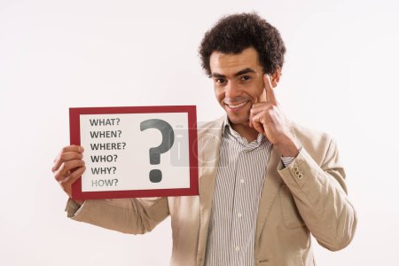 Téléchargez les photos : Image of  businessman holding paper with  question mark and various questions. - en image libre de droit