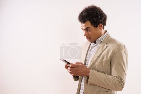Téléchargez les photos : Image of  shocked businessman using phone. - en image libre de droit
