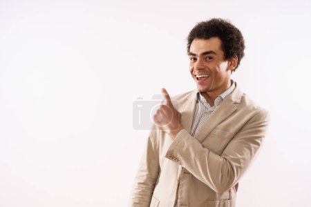 Téléchargez les photos : Portrait of happy businessman pointing. - en image libre de droit