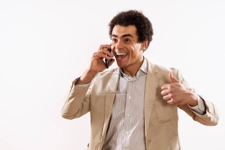Foto de Imagen de hombre de negocios feliz hablando por teléfono y mostrando el pulgar hacia arriba. - Imagen libre de derechos
