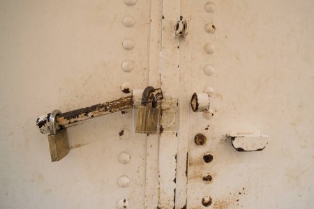 Téléchargez les photos : Image en gros plan de l'ancienne porte en Tunisie. - en image libre de droit