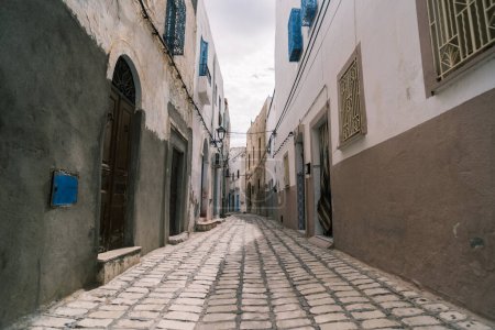 Téléchargez les photos : Rue de la ville de Sousse, Tunisie. Architecture de style arabe. - en image libre de droit