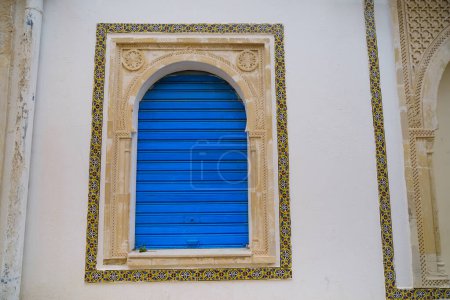 Téléchargez les photos : Image en gros plan de la vieille fenêtre en Tunisie. Architecture de style arabe. - en image libre de droit