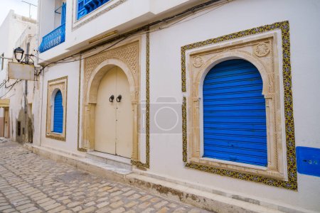 Téléchargez les photos : Image d'un ancien bâtiment en Tunisie. Architecture de style arabe. - en image libre de droit