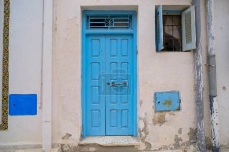 Téléchargez les photos : Image en gros plan de la vieille porte en Tunisie. Architecture de style arabe. - en image libre de droit