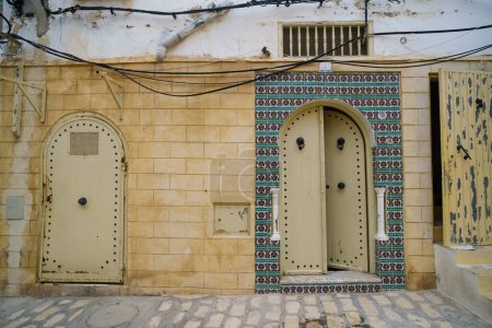 Téléchargez les photos : Image de la vieille porte en Tunisie. Architecture de style arabe. - en image libre de droit