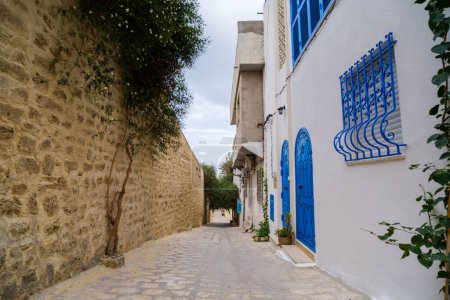 Téléchargez les photos : Street in city of Sousse, Tunisia. Arabic style architecture. - en image libre de droit