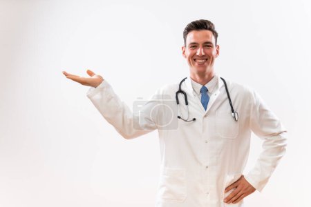 Foto de Retrato de un joven médico haciendo gestos. - Imagen libre de derechos