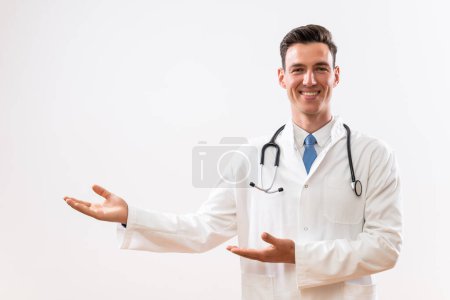 Foto de Retrato del joven doctor mostrando gesto de bienvenida. - Imagen libre de derechos