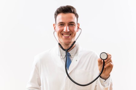 Téléchargez les photos : Portrait de jeune médecin avec stéthoscope. - en image libre de droit
