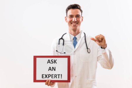 Téléchargez les photos : Image d'un médecin tenant un papier avec un texte demander à un expert et se montrant du doigt. - en image libre de droit