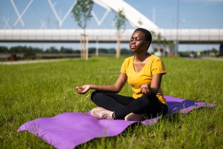 Téléchargez les photos : Jeune femme aime méditer en plein air. - en image libre de droit