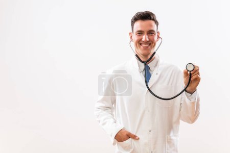 Téléchargez les photos : Portrait de jeune médecin avec stéthoscope. - en image libre de droit