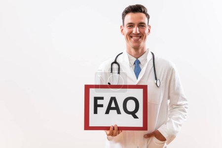 Téléchargez les photos : Image du médecin tenant du papier avec texte FAQ. - en image libre de droit