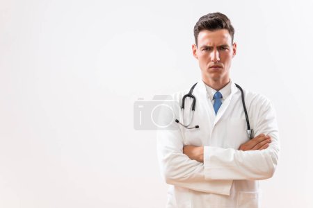 Téléchargez les photos : Portrait de jeune médecin en colère pensée. - en image libre de droit