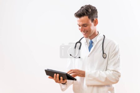 Téléchargez les photos : Image du médecin utilisant une tablette numérique. - en image libre de droit