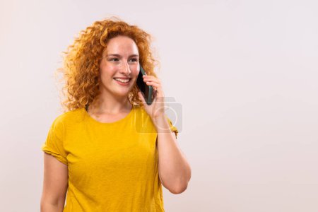 Téléchargez les photos : Image de femme gingembre heureux parlant au téléphone. - en image libre de droit