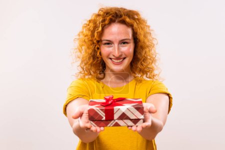 Téléchargez les photos : Image de belle femme gingembre heureux tenant boîte cadeau. - en image libre de droit