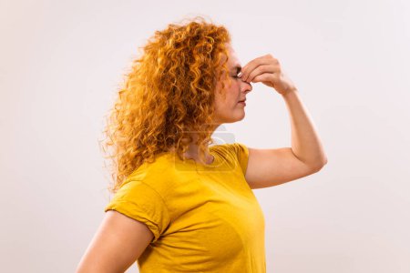 Téléchargez les photos : La femme rousse a mal aux sinus.. - en image libre de droit