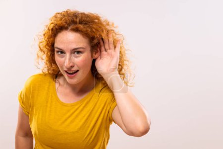 Téléchargez les photos : Image de femme rousse surprise écoutant quelque chose. - en image libre de droit