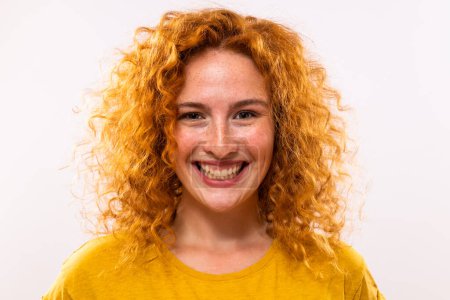 Téléchargez les photos : Gros plan portrait de gingembre heureuse femme avec des taches de rousseur et les cheveux bouclés. - en image libre de droit