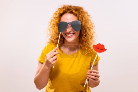 Téléchargez les photos : Heureuse femme roux s'amuse avec accessoires de fête. - en image libre de droit