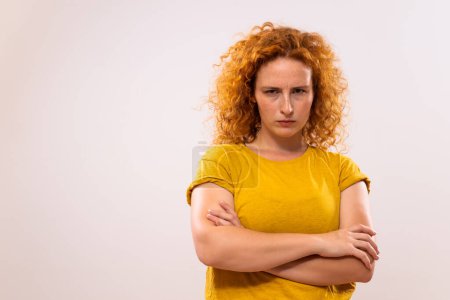 Téléchargez les photos : Image de femme rousse en colère pensant à quelque chose. - en image libre de droit