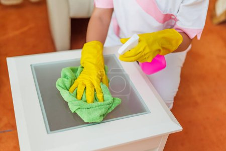 Téléchargez les photos : Fermer l'image de la table de nettoyage de la femme de chambre d'hôtel dans une chambre. - en image libre de droit