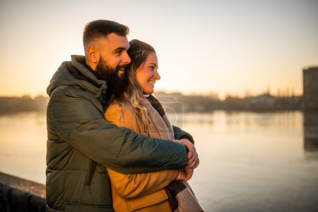 Téléchargez les photos : Heureux couple profiter de passer du temps ensemble en plein air sur un coucher de soleil. - en image libre de droit
