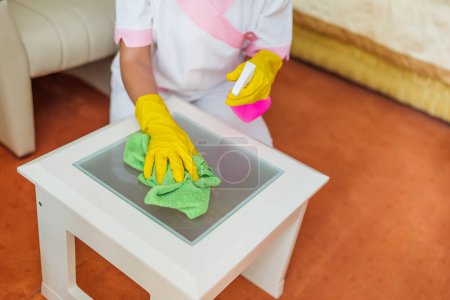 Téléchargez les photos : Fermer l'image de la table de nettoyage de la femme de chambre d'hôtel dans une chambre. - en image libre de droit