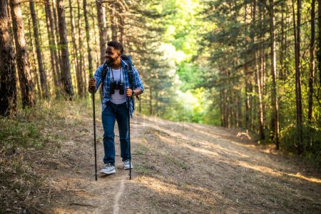 Téléchargez les photos : Jeune homme aime la randonnée dans la nature. - en image libre de droit