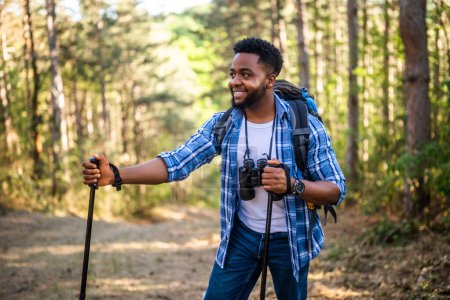 Téléchargez les photos : Portrait d'un jeune homme aime la randonnée dans la nature. - en image libre de droit