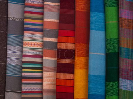 Téléchargez les photos : Tapis et tissus berbères sur le marché de Marrakech - en image libre de droit