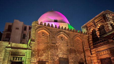 Vista nocturna de la cúpula de la antigua mezquita en la calle Al Muizz en El Cairo Egipto