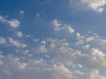 Conjunto de nubes de al altocumulus en el cielo