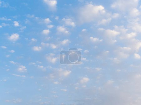 Eine Reihe von Altkumuluswolken am Himmel