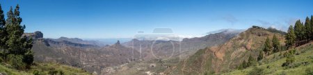 Vista panorámica desde el mirador Degollada de Becerra donde se puede ver el pico Roque Nublo y el Teide