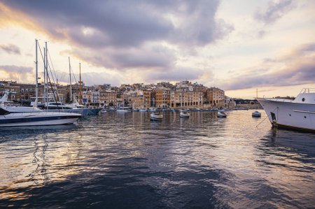 Foto de Vista del puerto deportivo de Senglea desde Vittoriosa en Malta. - Imagen libre de derechos
