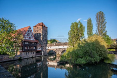Foto de Antiguo puente medieval sobre el río Pegnitz en Nuremberg, Alemania. Puente del ahorcado. - Imagen libre de derechos