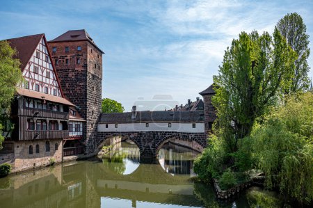 Foto de Antiguo puente medieval sobre el río Pegnitz en Nuremberg, Alemania. Puente del ahorcado. - Imagen libre de derechos